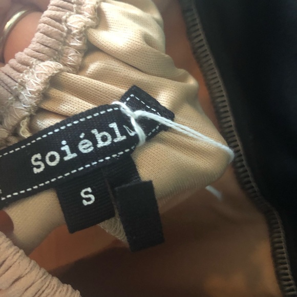 Boutique | Taupe dress with black and gold details - Picture 5 of 6